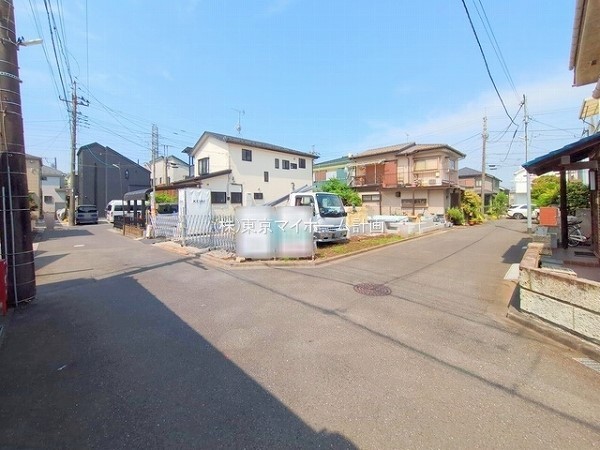 外観:前面道路含む現地外観写真（建築中）