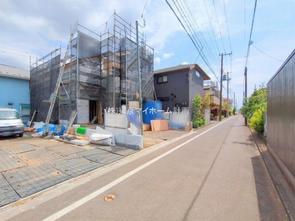 外観:前面道路含む現地外観写真（建築中）
