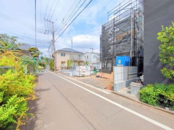 外観:前面道路含む現地外観写真（建築中）