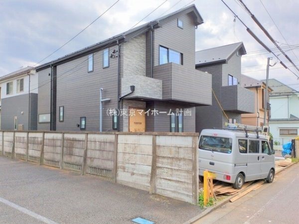 外観:前面道路含む現地外観写真