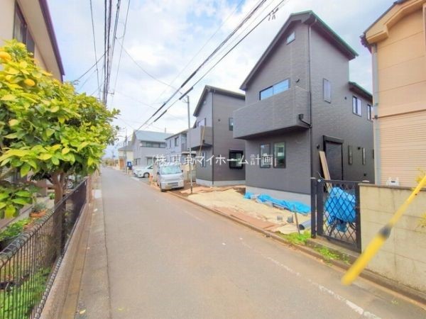 外観:前面道路含む現地外観写真