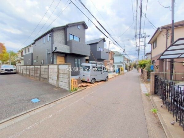 外観:前面道路含む現地外観写真