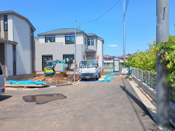外観:前面道路含む現地外観写真