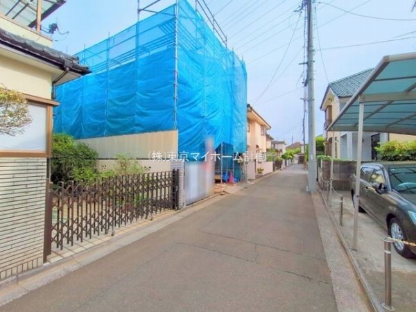 外観:前面道路含む現地外観写真（建築中）