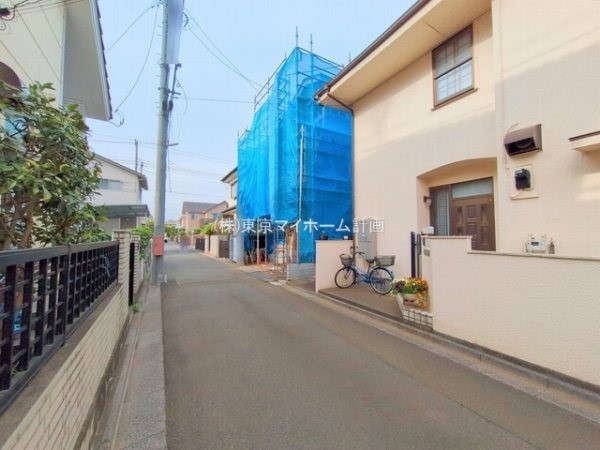 外観:前面道路含む現地外観写真（建築中）