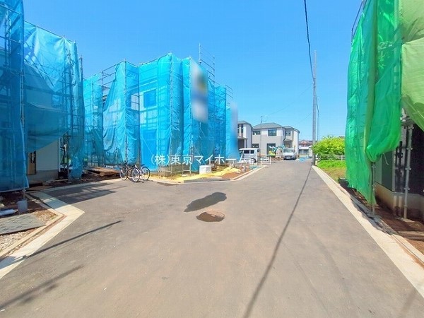 外観:前面道路含む現地外観写真（建築中）