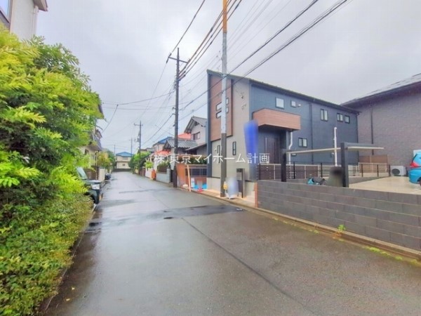 外観:前面道路含む現地外観写真