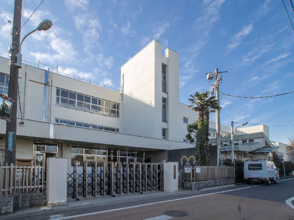 周辺環境:国分寺市立第六小学校(元気なお子様の姿が印象的な小学校です。)