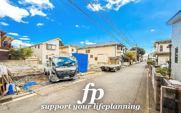 外観:前面道路含む現地外観写真（建築中）