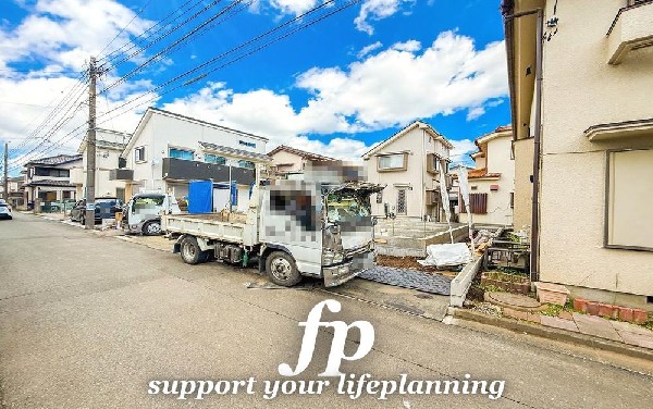外観:前面道路含む現地外観写真（建築中）