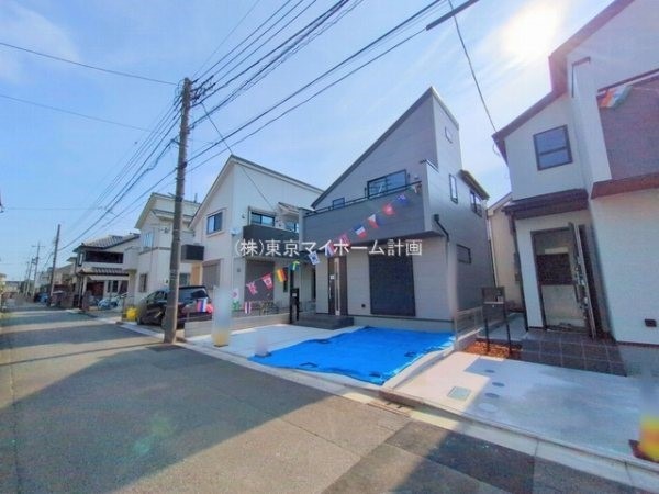 外観:前面道路含む現地外観写真