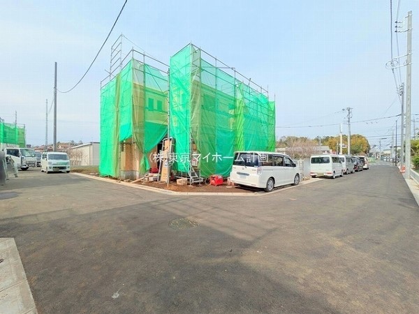 外観:前面道路含む現地外観写真（建築中）