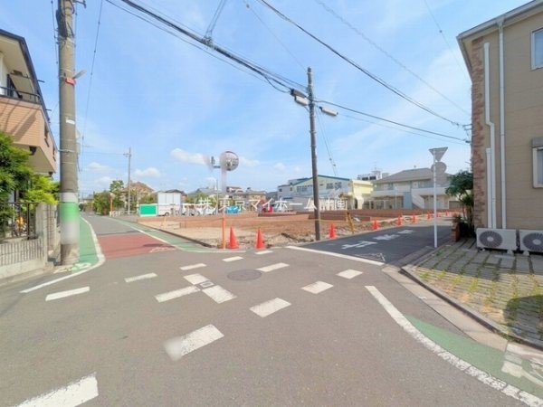 外観:前面道路含む現地土地写真