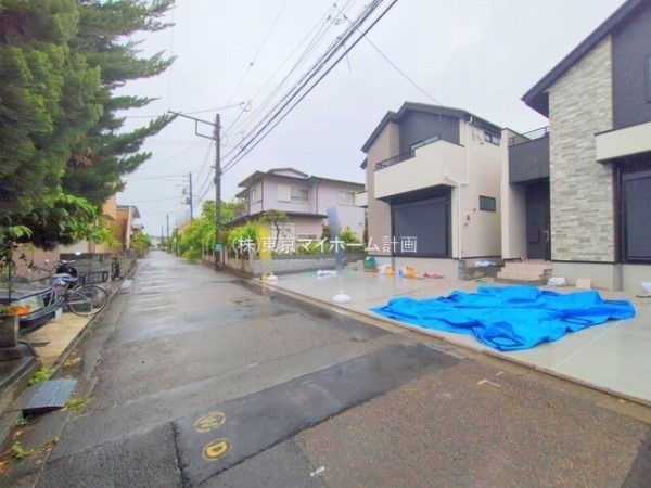外観:前面道路含む現地外観写真