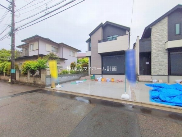 外観:前面道路含む現地外観写真