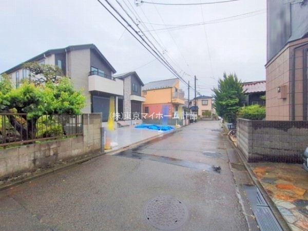 外観:前面道路含む現地外観写真