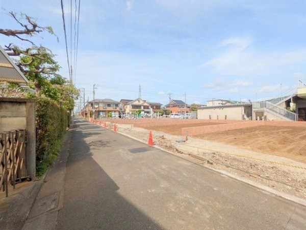 外観:前面道路含む現地土地写真