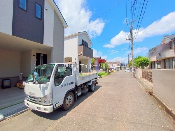 外観:前面道路含む現地外観写真