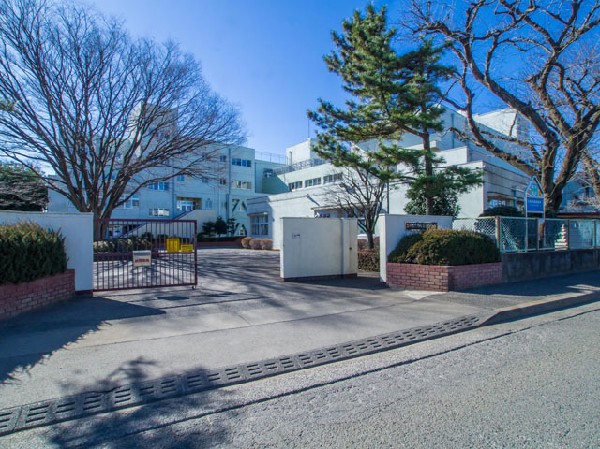 周辺環境:立川市立立川第七中学校(「学力・体力の向上」「特別支援教育の充実」「小中連携の推進」を図り、規律正しく落ち着いた学習環境のもと、生徒が互いに高め合うことのできる教育活動を推進しています。)