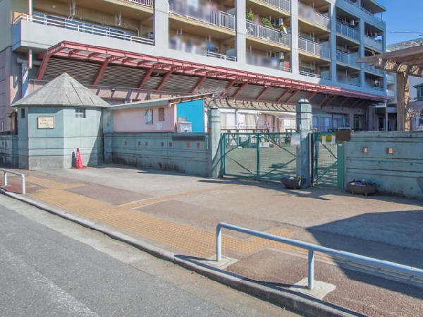 周辺環境:上砂保育園(朝から元気な子供たちの声が響き渡る保育園です。春夏秋冬、お日様の光の中、風とたわむれ、水と遊び、子供たちは泣いたり笑ったりしながらたくさんの経験をして成長していく姿を、地域の方々と共に見守っています。)
