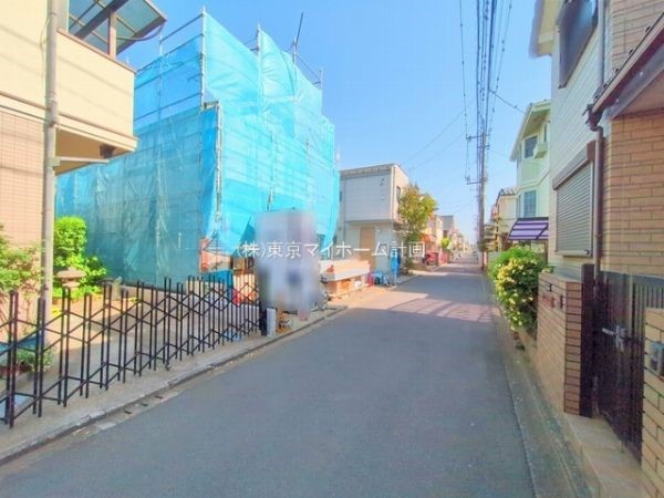 外観:前面道路含む現地外観写真（建築中）