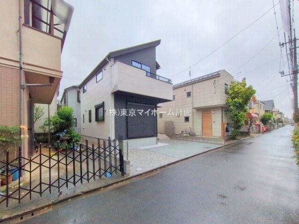 外観:前面道路含む現地外観写真