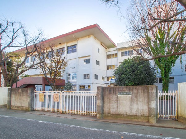 周辺環境:府中市立矢崎小学校(人権尊重の精神を基調とし、人や自然・地域と豊かにかかわり、自己をみがき、社会の一員としての自覚をもち、未来を拓く心身ともに健康な児童の育成をめざすとともに、基礎・　基本の指導を徹底し、個性を生かす教育に努める。)