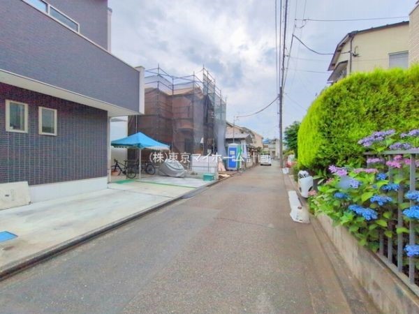 外観:前面道路含む現地外観写真（建築中）