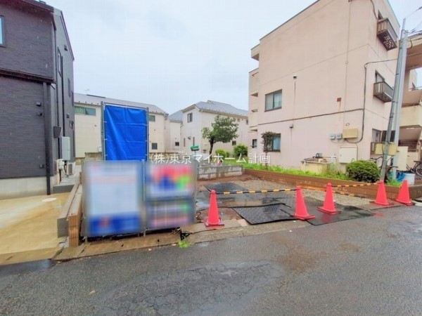 外観:前面道路含む現地外観写真（建築中）