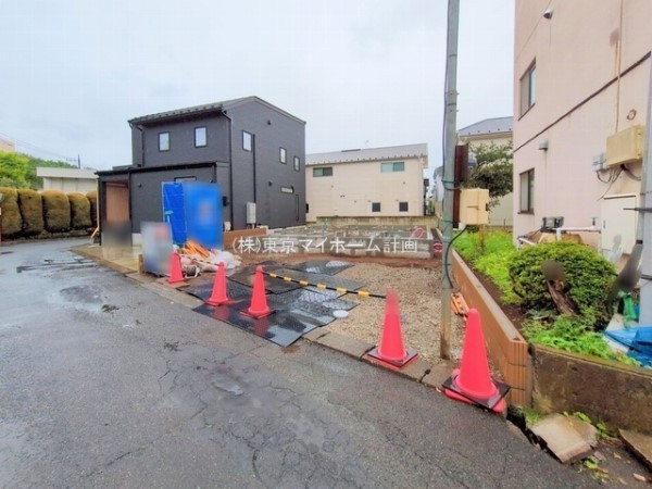 外観:前面道路含む現地外観写真（建築中）