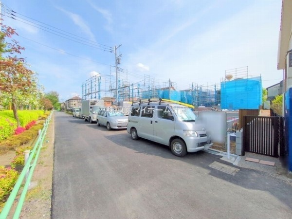 外観:前面道路含む現地外観写真（建築中）
