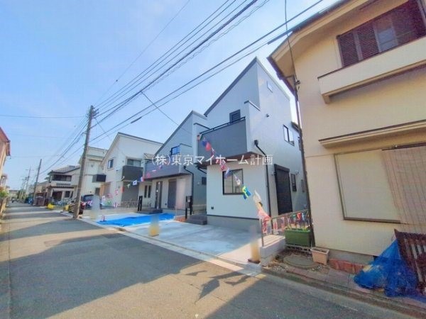 外観:前面道路含む現地外観写真