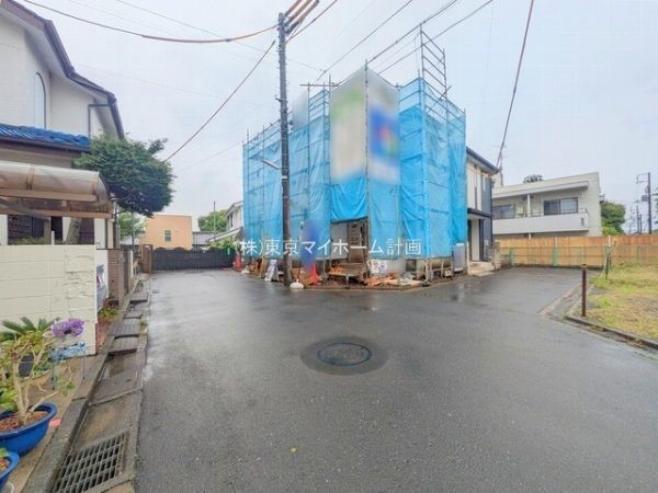 外観:前面道路含む現地外観写真（建築中）