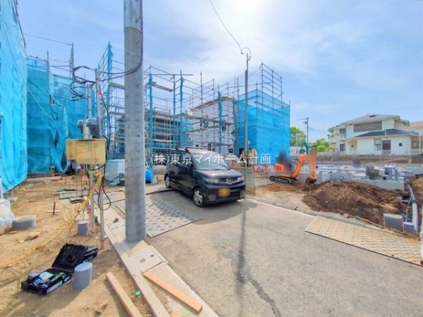 外観:前面道路含む現地外観写真（建築中）