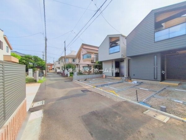 外観:前面道路含む現地外観写真