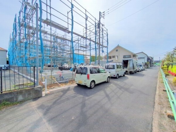 外観:前面道路含む現地外観写真（建築中）