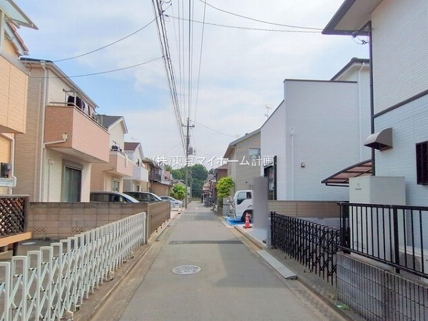 外観:前面道路含む現地外観写真
