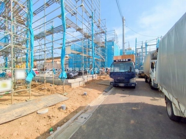 外観:前面道路含む現地外観写真（建築中）
