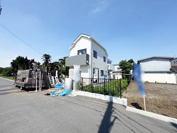 外観:前面道路含む現地外観写真