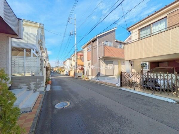 外観:前面道路含む現地外観写真