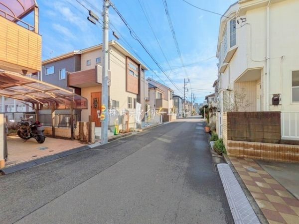 外観:前面道路含む現地外観写真