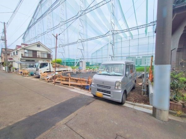 外観:前面道路含む現地外観写真（建築中）