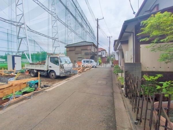 外観:前面道路含む現地外観写真（建築中）