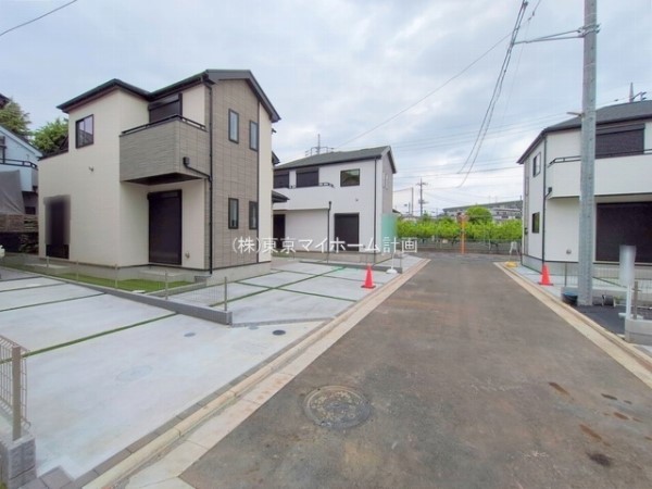 外観:前面道路含む現地外観写真