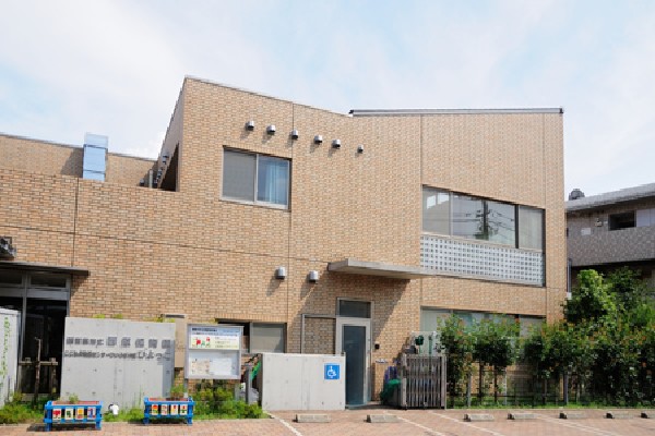 周辺環境:西東京市立西原保育園(定員112名の中規模園として運営されています。子育て支援を積極的に行っており、子育て相談や園庭開放など子育てに関するイベントも開催しています。)
