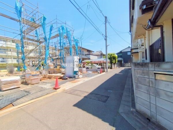 外観:前面道路含む現地外観写真(建築中)