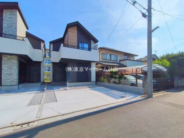 外観:前面道路含む現地外観写真