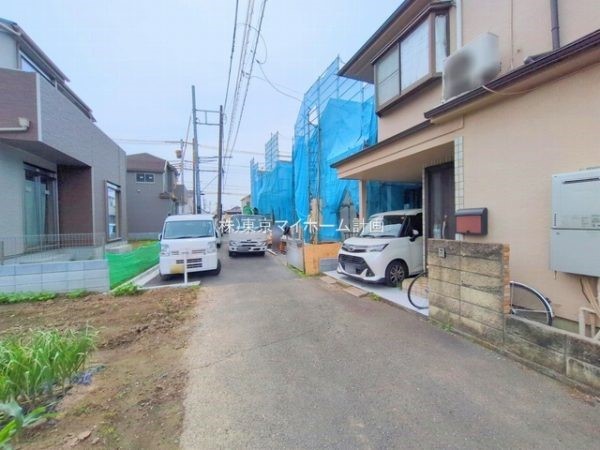 外観:前面道路含む現地外観写真（建築中）