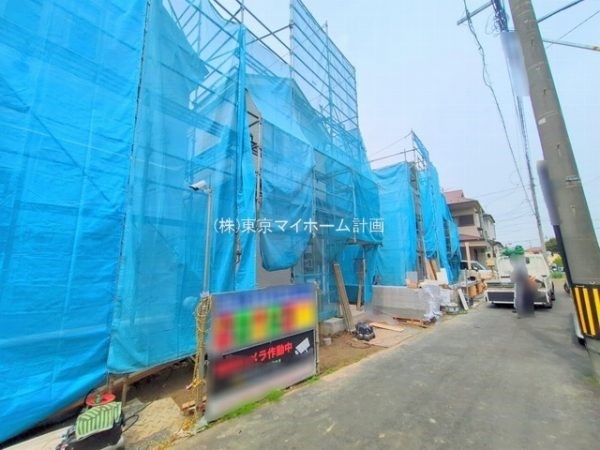 外観:前面道路含む現地外観写真（建築中）