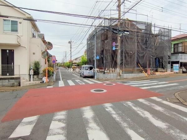 外観:前面道路含む現地外観写真（建築中）